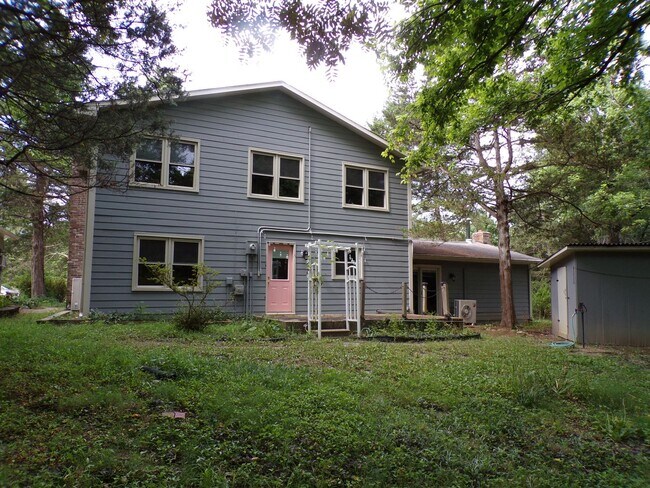 Building Photo - Unique 2 Bed 2.5 Bath Country Home!