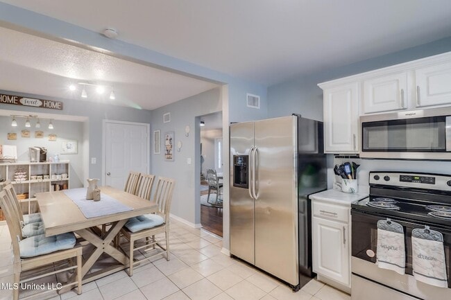 Building Photo - 419 E Second Street Unit