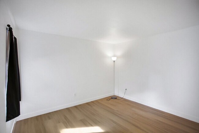 Building Photo - 3 Bedroom, 2 Full Bath Condo In Great Location