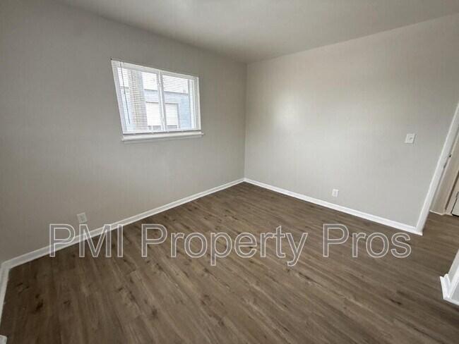 Building Photo - 7701 W Hampton Ave