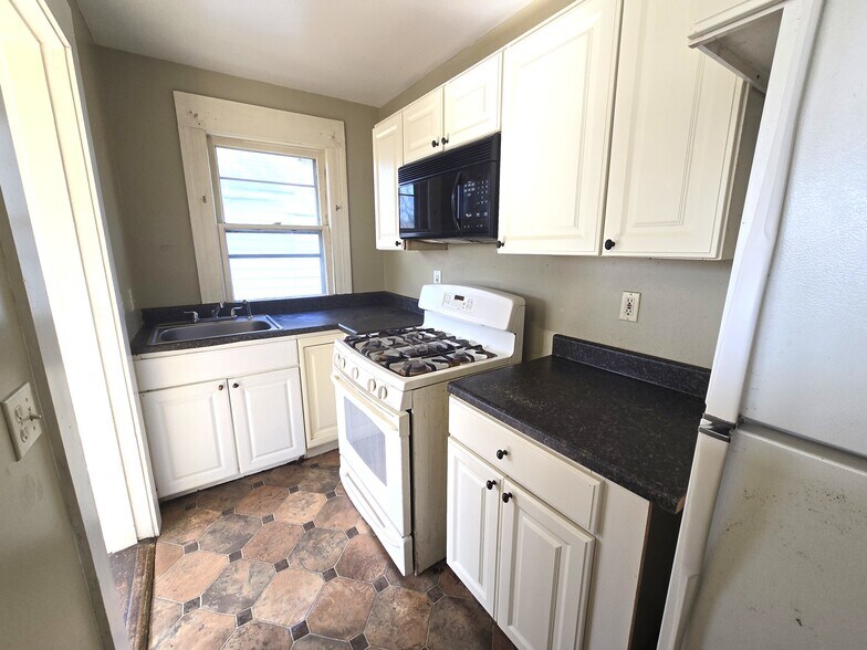 Building Photo - 333 Grand Ave