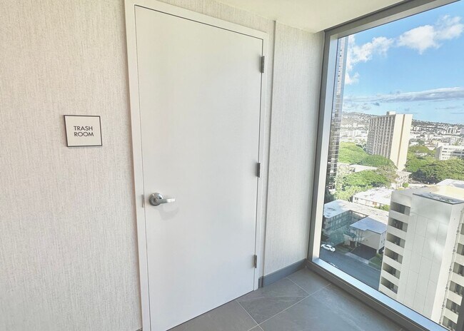 Building Photo - RARELY AVAIL 1 BED/1 BATH/1 PRKG OCEAN VIE...