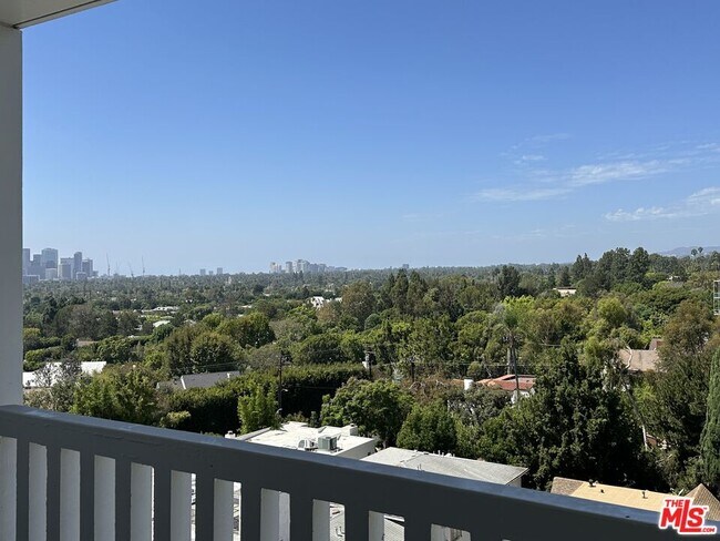 Building Photo - 999 N Doheny Dr