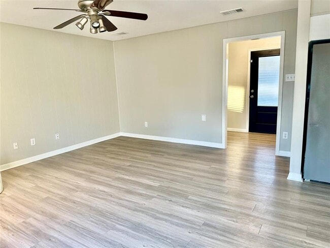 Building Photo - 1102 Serenada Dr