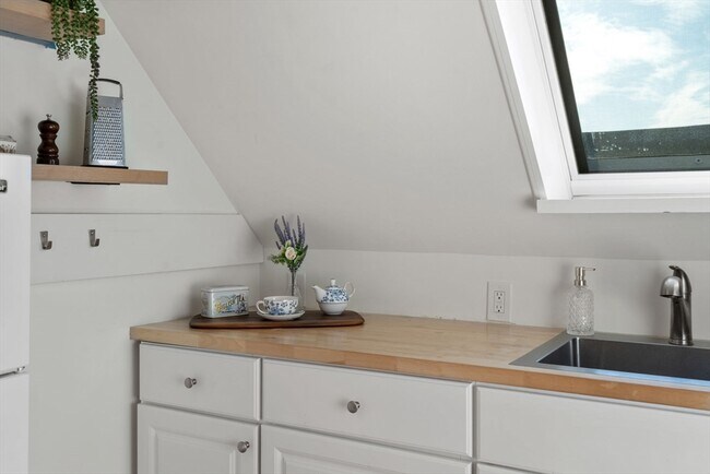 Building Photo - 32 Richardson St