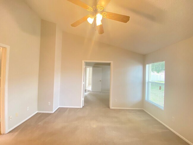 Building Photo - Lake Mary!  Ready to Move in!! Spacious 4/...