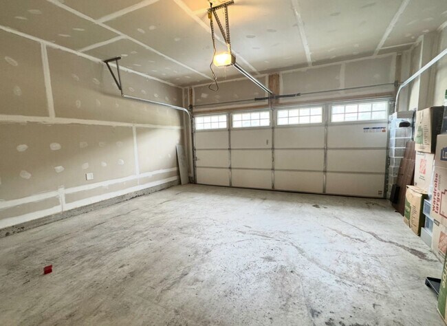 Building Photo - Stunning 3 BR/2 Full BA & 2 Half BA Townho...