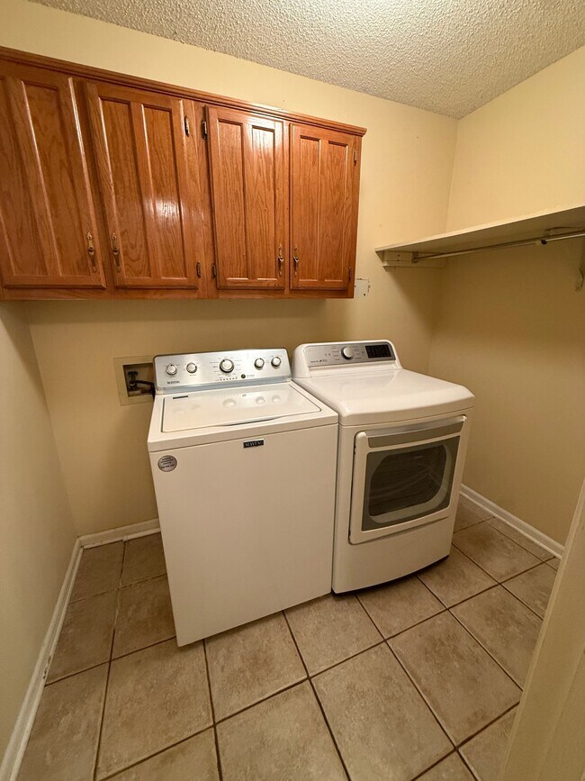 Building Photo - 8142 Creekside Cir S