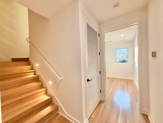 Building Photo - **OFFERING REFUNDABLE APPLICATION FEES & $300 MOVE IN PROMOTION** Beautiful 3BD, 3.5BA Downtown R...