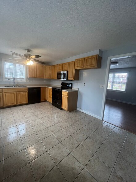 Building Photo - 775 Chicopee St