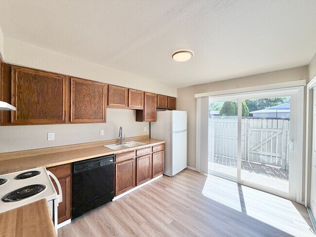Building Photo - Two-Level 2BR with Fenced Yard & Washer/Dryer Hookups