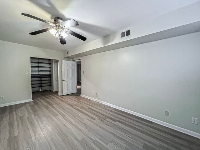 Building Photo - Gorgeous 3 Bedroom 2 Bathroom Unit With Su...