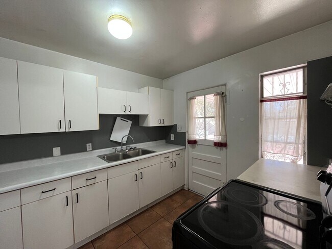 Building Photo - Cute 3 Bedroom 2 Bathroom Home In The NE!