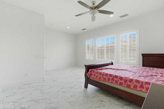 Building Photo - 1083 E Holland Park Dr