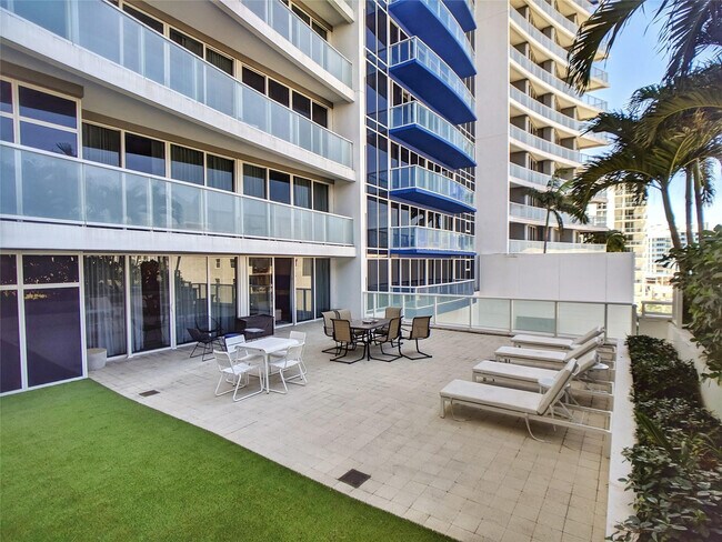 Building Photo - 3101 Bayshore Dr