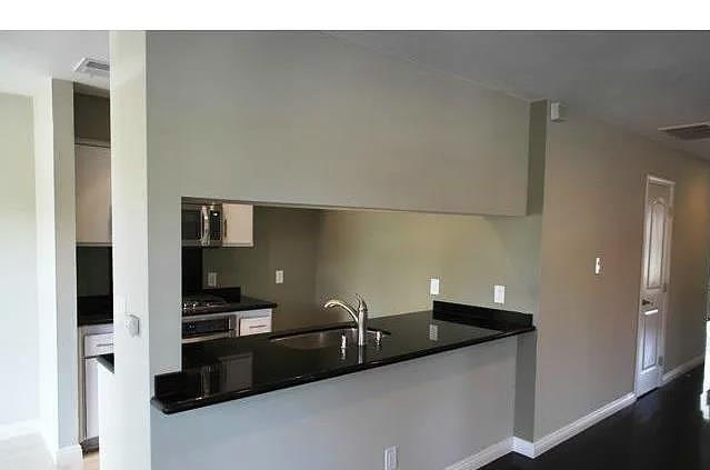 Building Photo - 5460 Dobbs St