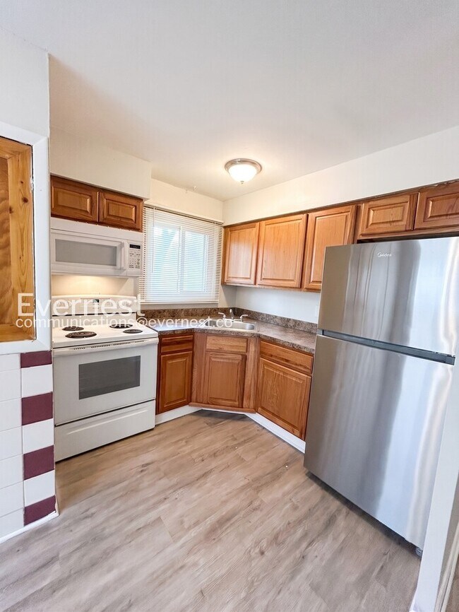 Building Photo - 3 Bed/1 Bath Home with Fenced Yard / Pet-Friendly / Vouchers Accepted / Coming Soon!