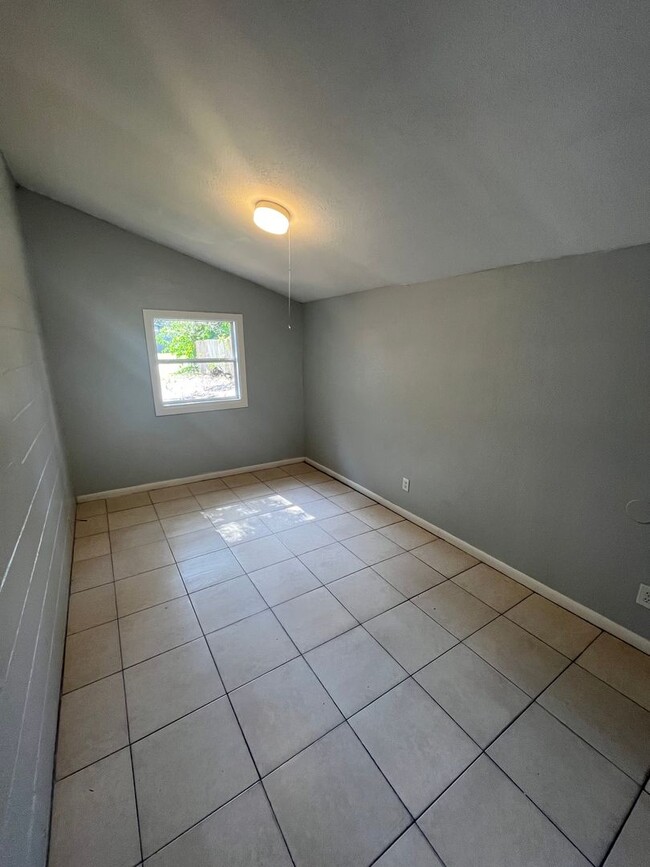 Building Photo - Beautiful 3BR/1BA Lakeland Home with Large Backyard & Covered Porch!