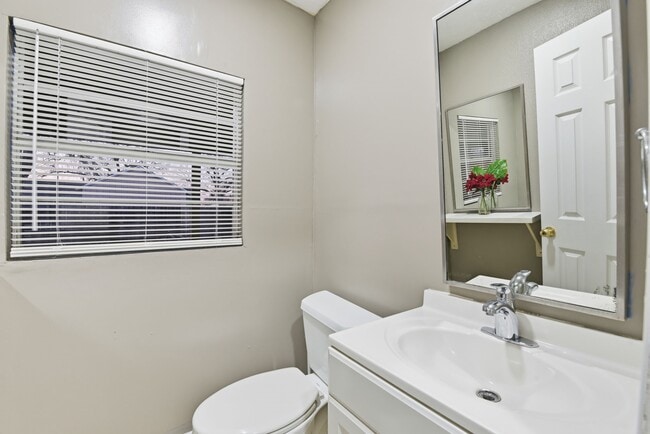 Building Photo - 506 Ogilvie St