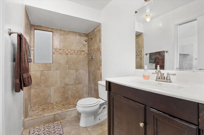 Building Photo - Spacious Condo Near Bakersfield College – Prime Location!