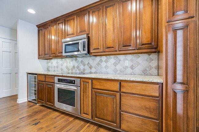 Building Photo - COMING APRIL 2026!!! Stunning Country Club Townhome!!