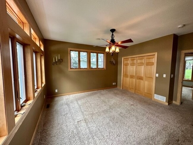 Building Photo - 6 bedroom, 4.5 bath Whitefish chain, 12 mo...