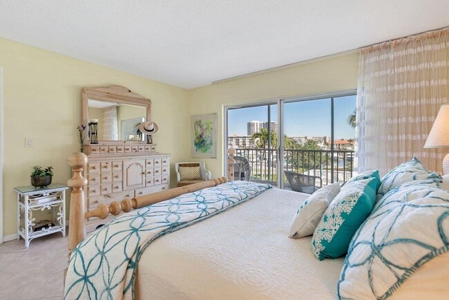 Building Photo - 907 Marina Dr