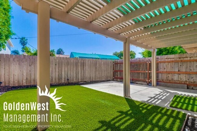 Building Photo - Charming 3Bdm 2.5Ba Townhome in the Claire...