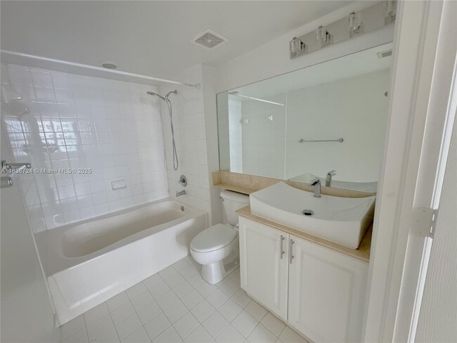 Building Photo - 1155 Brickell Bay Dr