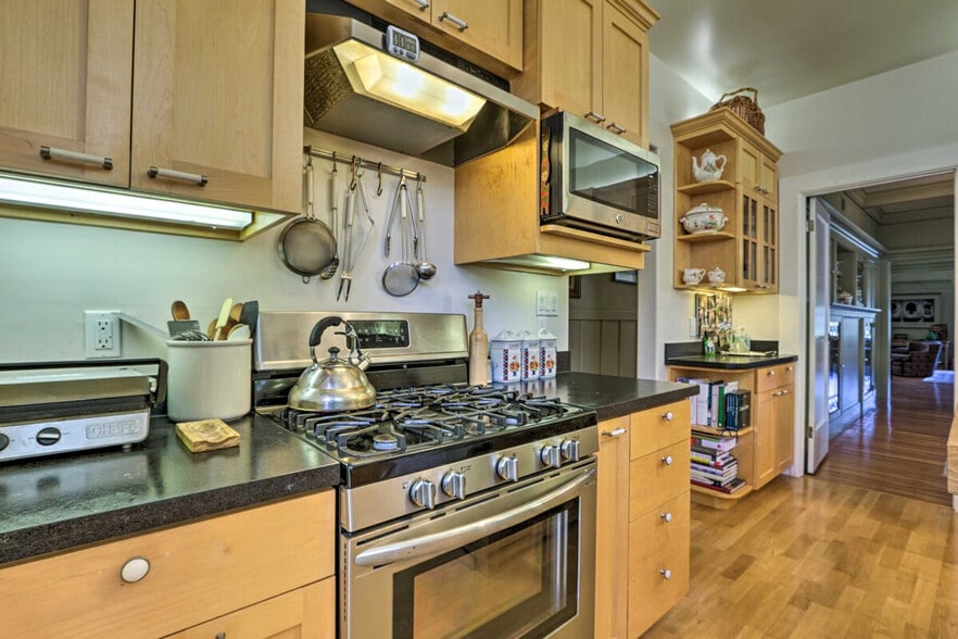 Building Photo - 233 Ashbury St