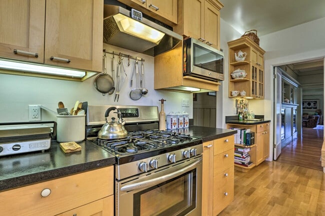 Building Photo - 233 Ashbury St