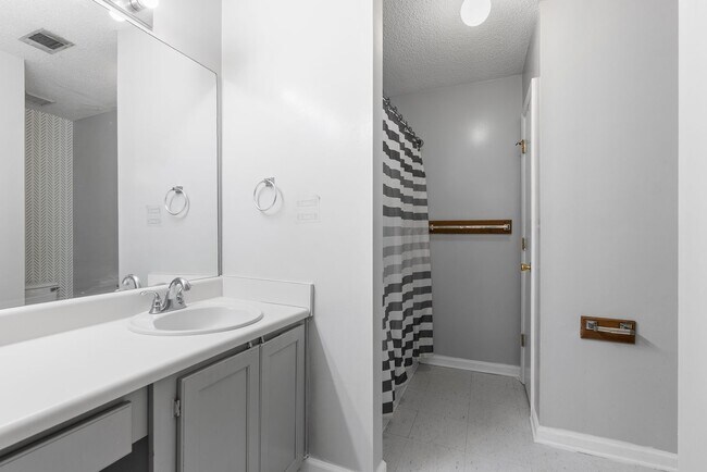 Building Photo - 3 BED | 2 BATH | NEWLY RENOVATED