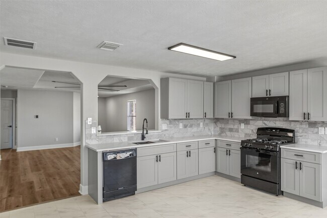 Building Photo - 1111 Kingbriar Cir