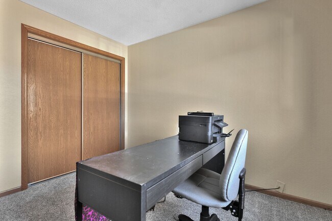Building Photo - Wonderful 2BR in Peaceful Location 30 minu...