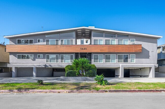 Building Photo - RECENTLY RENOVATED | 3 BED 2 BATH WITH BALCONY & PARKING