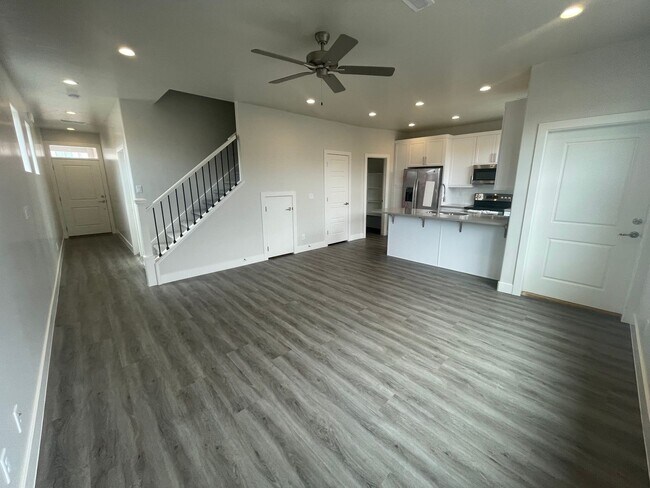 Building Photo - Mustang Valley Townhome!!