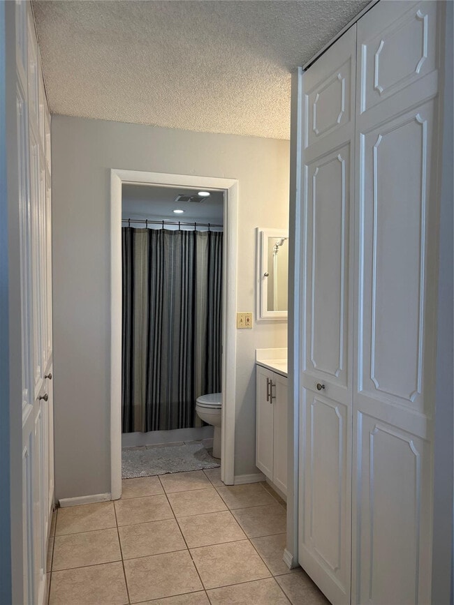 Building Photo - 3650 Inverrary Dr