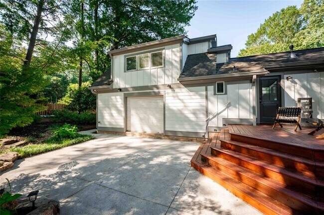 Building Photo - 102 Mockingbird Ln