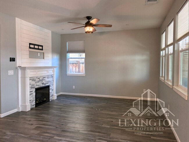 Building Photo - Elegant, 3BD/2.5BA, Sacramento Home in Nat...