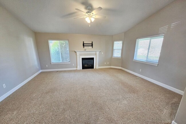 Building Photo - 917 N Cascade Dr