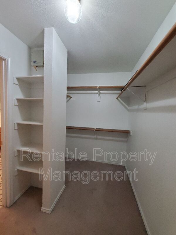 Building Photo - 1000 Eden St
