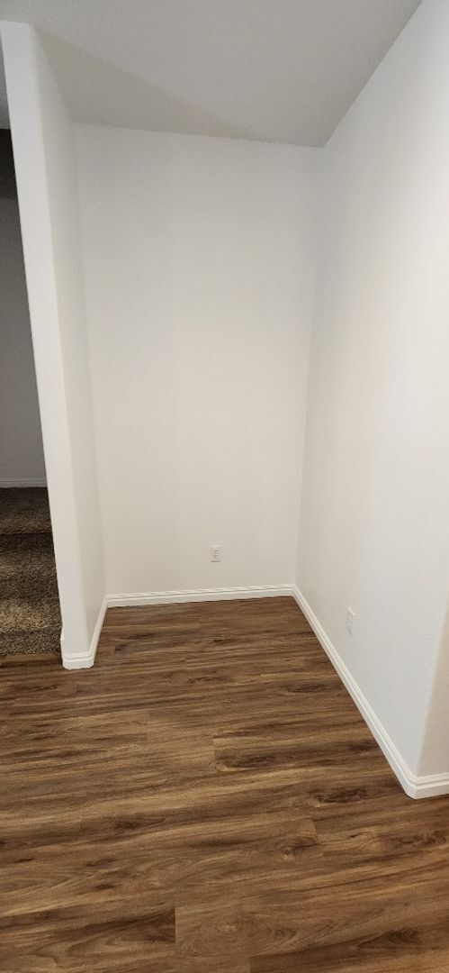 Building Photo - Beautiful 3 Bedroom Townhome in Pleasant G...