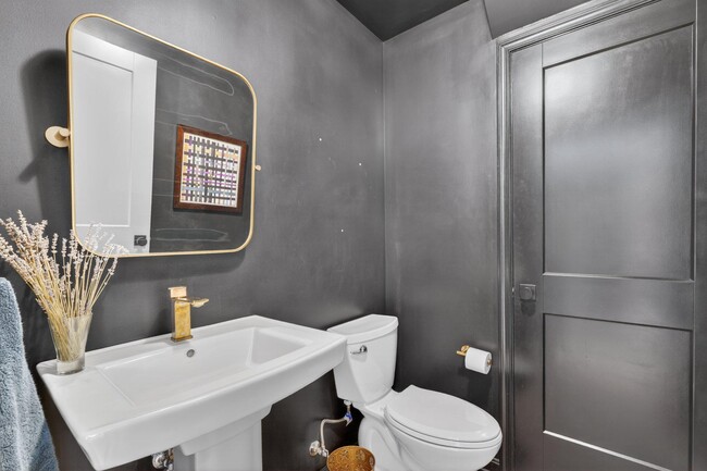 Building Photo - 2015 N Woodstock St