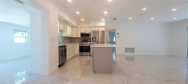 Building Photo - 1400 SE 8th Ave