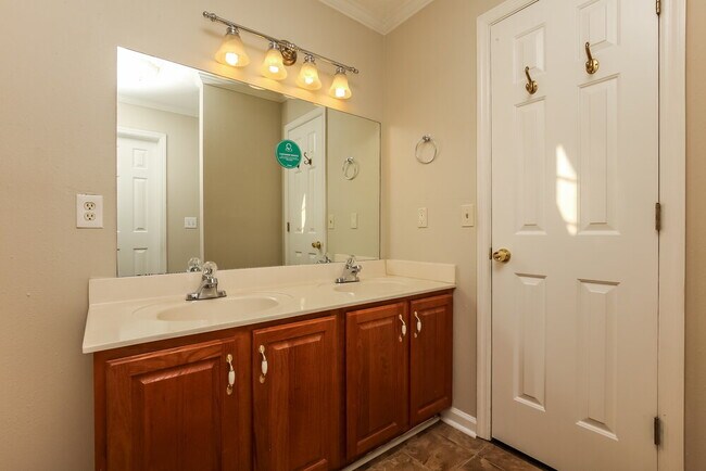 Building Photo - 5400 Sunnyvale Dr