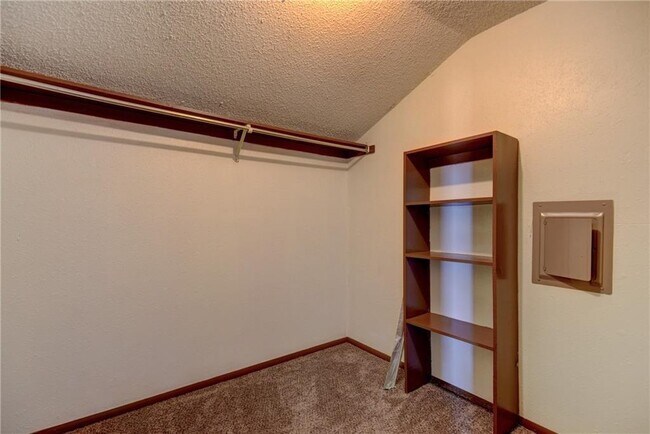 Building Photo - 3 Bedroom/2Bath/2Car Duplex- 2 Car Garage-1.5 from Chilsholm Creek