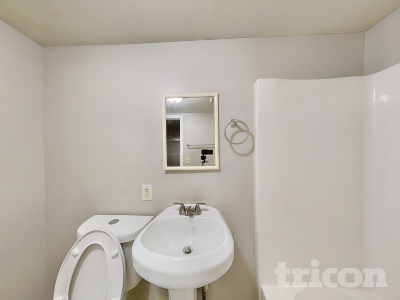 Building Photo - 3740 Longview Dr