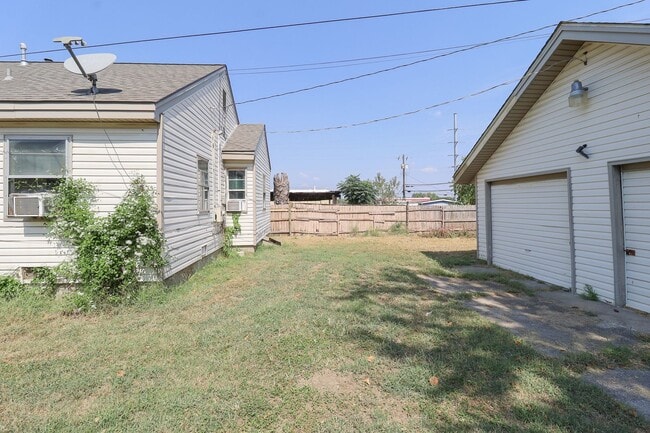 Building Photo - 1 Bedroom Duplex Available Immediately!