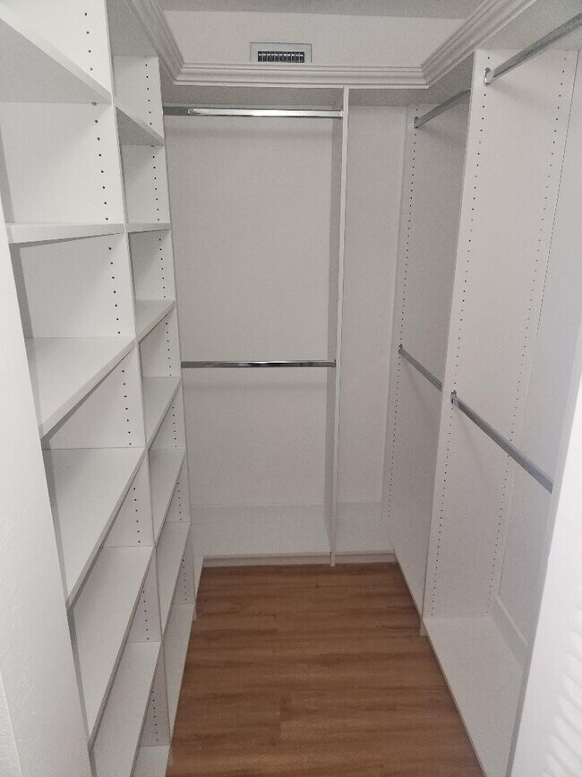 Building Photo - 114 Lake Emerald Dr