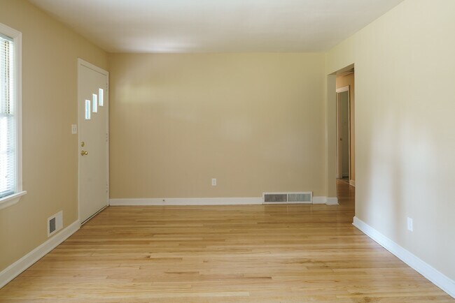 Building Photo - Super 3-brm stone ranch with brand new win...